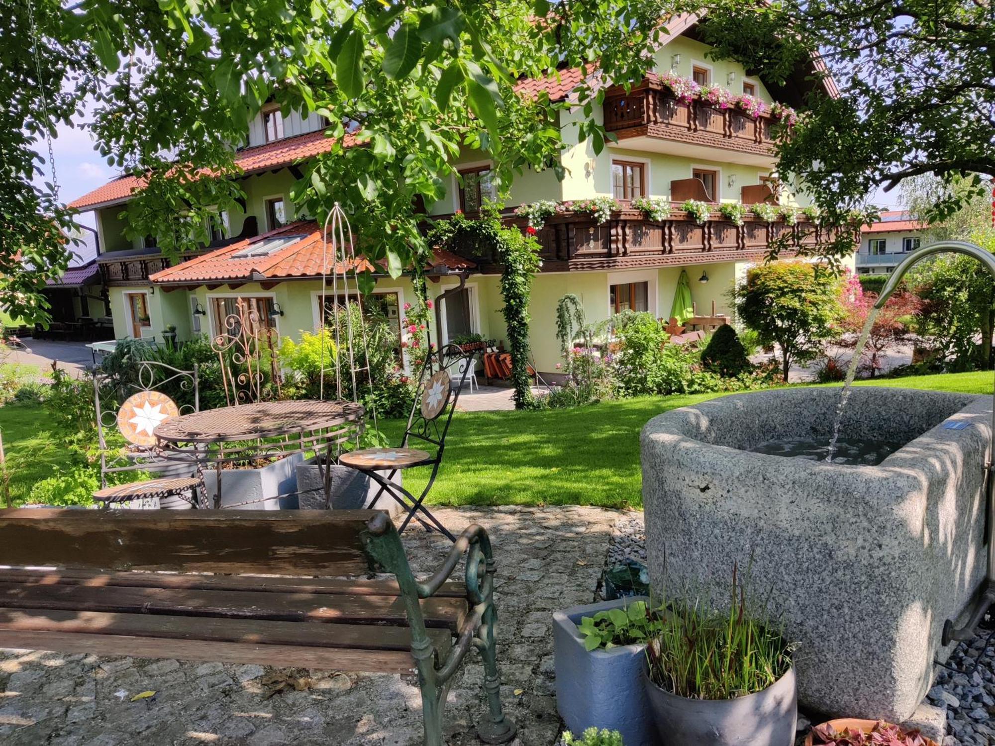 Pension Holzapfel Sankt Georgen im Attergau Dış mekan fotoğraf