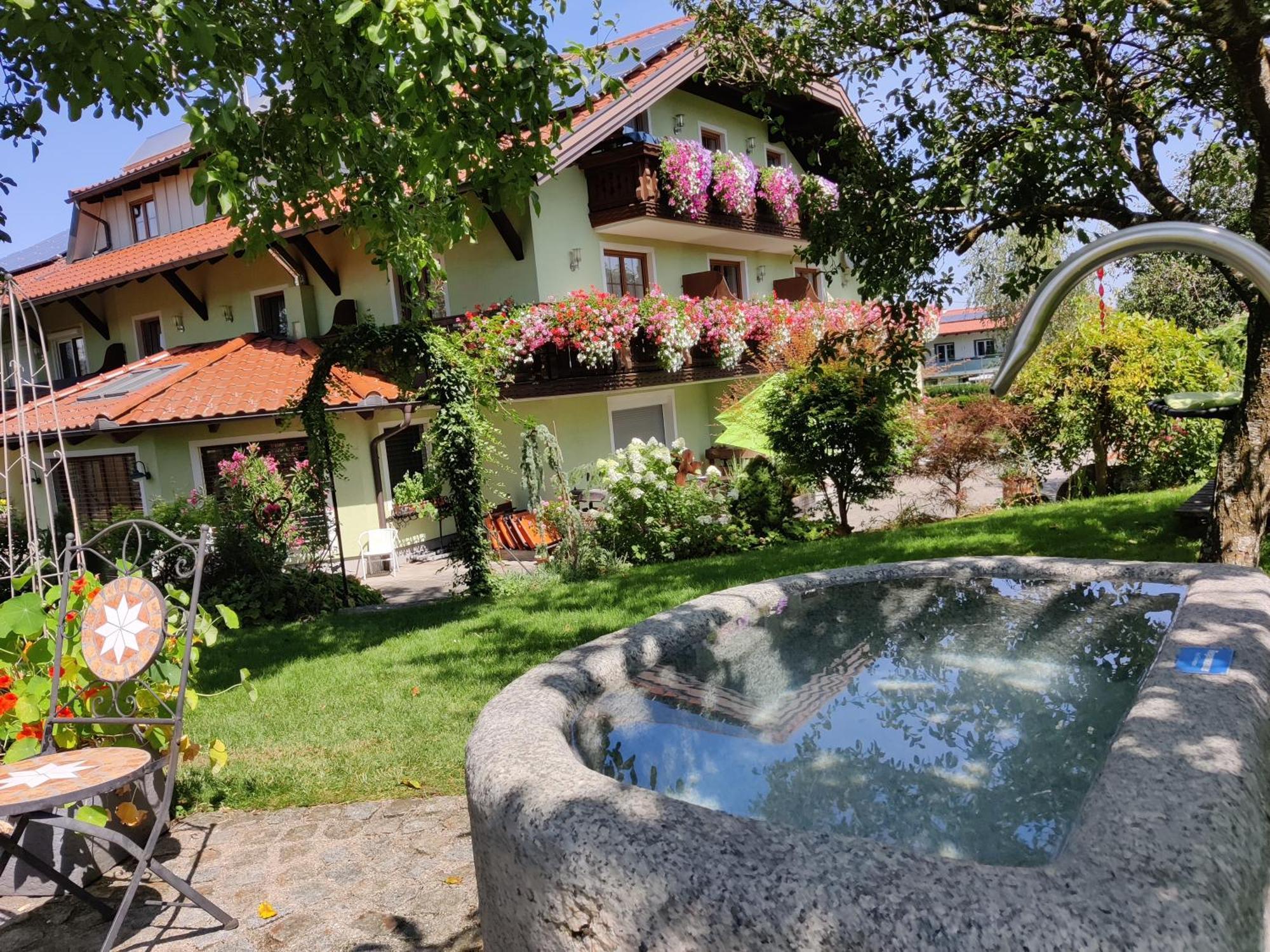 Pension Holzapfel Sankt Georgen im Attergau Dış mekan fotoğraf